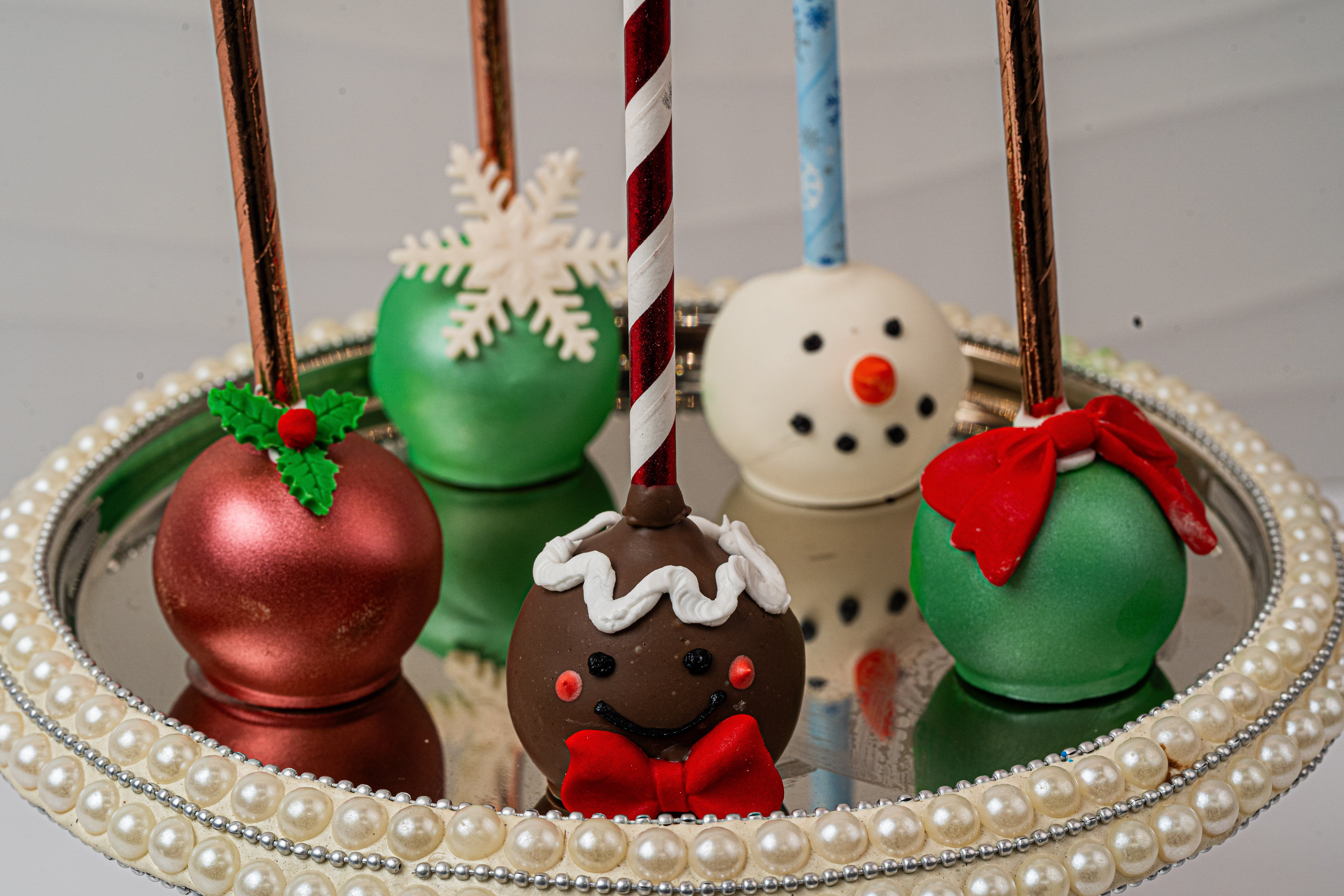 10 Adorable & Easy Christmas Cake Pops Everyone Will Obsess Over in 2025